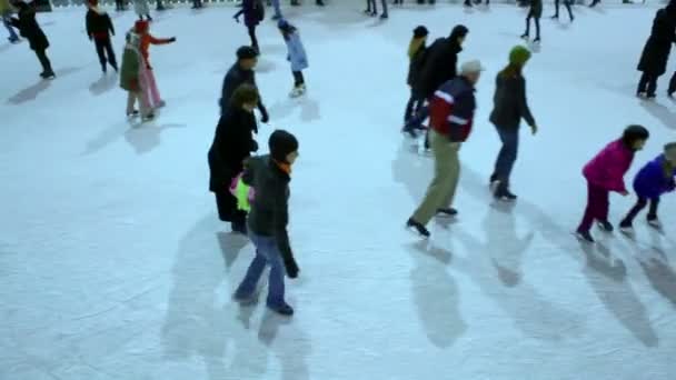 Människor skridskor på skridskobanan i Rockefeller Center — Stockvideo