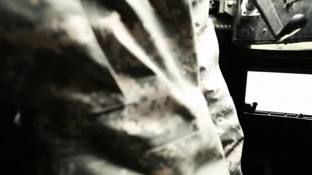 Солдат в водительском кресле Хаммера под дождем — стоковое видео