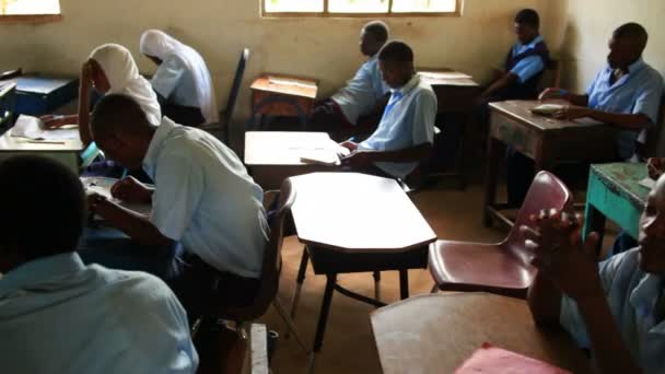 Lição, sala de aula completa no Quênia, África — Vídeo de Stock
