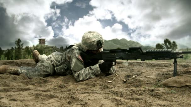 Żołnierz strzelanie M240 Machine Gun — Wideo stockowe