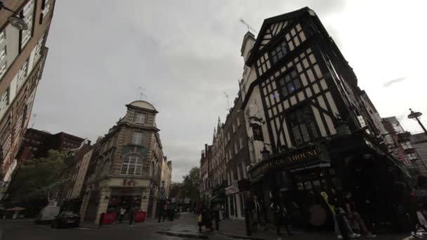 Gente caminando por las aceras en la Plaza del Soho — Vídeo de stock