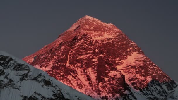 Gün batımında Everest Dağı — Stok video
