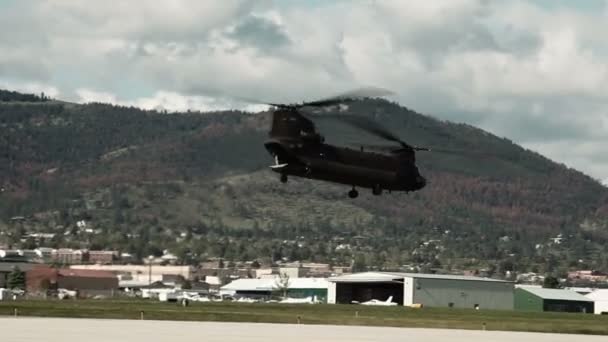 Vista panorámica tras un helicóptero Chinook CH-47 — Vídeos de Stock