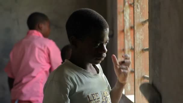 Peindre l'intérieur d'une école dans un village kenyan . — Video