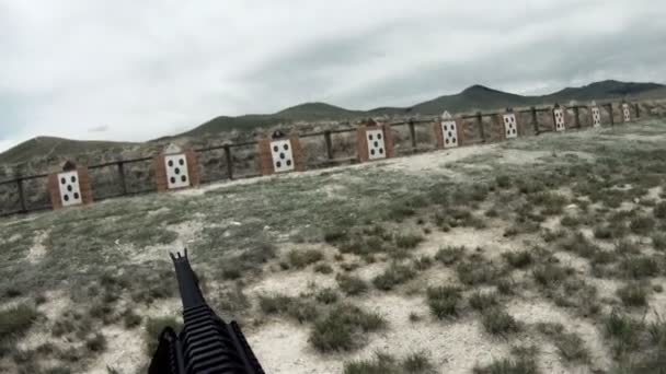 Sicht des Soldaten als Zielscheibe — Stockvideo