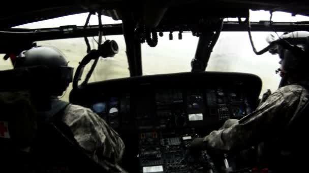 Punto de vista desde el helicóptero Black Hawk . — Vídeo de stock