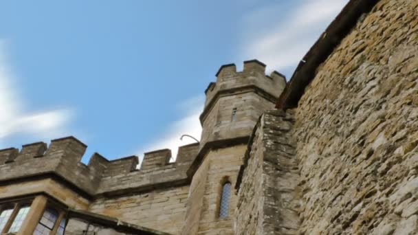 Nubes se elevan por encima del castillo de Leeds — Vídeo de stock