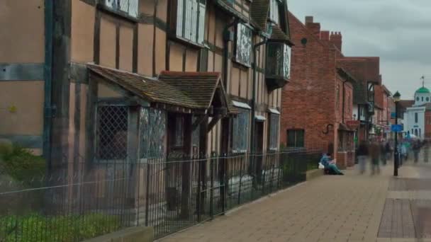 Tráfico frente al lugar de nacimiento de Shakespeare en Inglaterra — Vídeos de Stock
