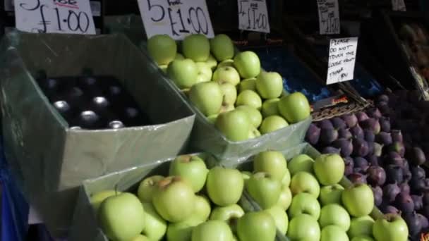 Apples in Covent Garden in London — Stock Video