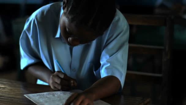 Estudiantes africanos haciendo una prueba — Vídeo de stock