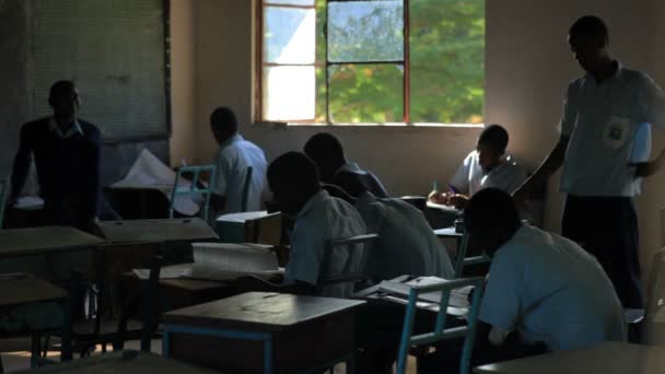 Studenti africani che fanno un test — Video Stock