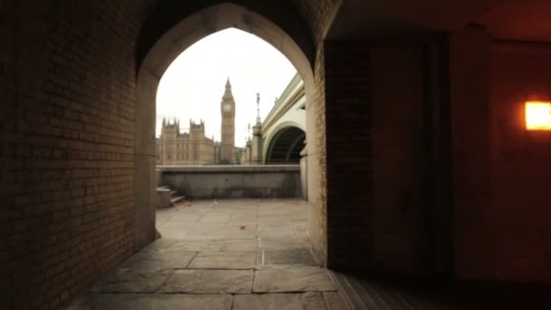 Under bron tittar Big Ben i London — Stockvideo