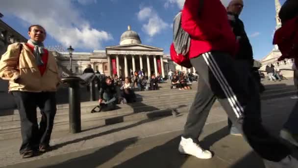 Pessoas andando pela Trafalgar Square — Vídeo de Stock