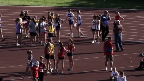 Studentów i trener przed lekkoatletyka spełniają — Wideo stockowe