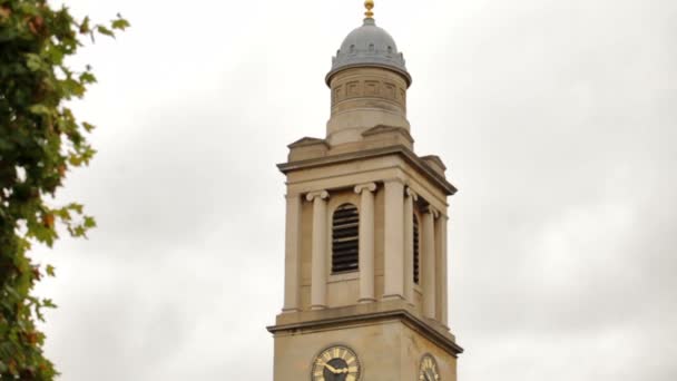 Steeple av en kyrka i London — Stockvideo