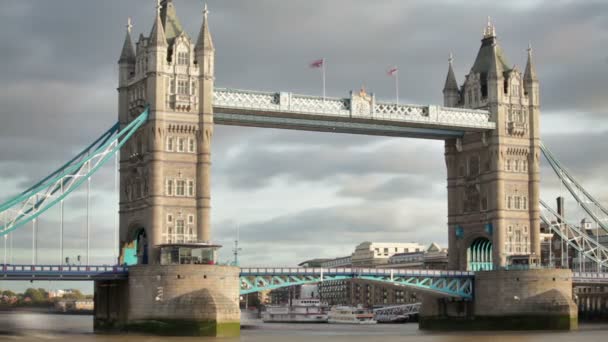 Tower Bridge bascules höjer, båtar passera under i London — Stockvideo