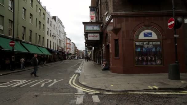 Mensen lopen op de trottoirs in Soho Square — Stockvideo