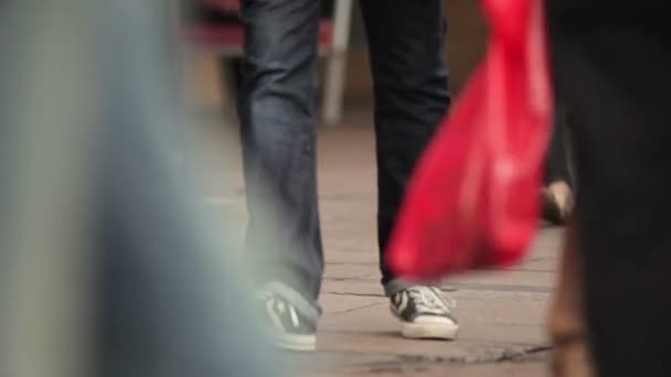 Menschen gehen die Straßen Londons entlang — Stockvideo