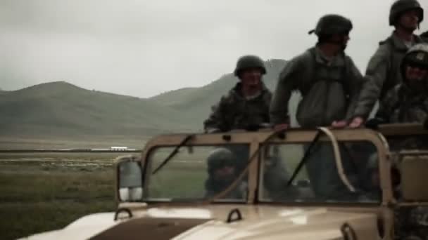 Soldados montando em Humvee dirigindo ao redor — Vídeo de Stock
