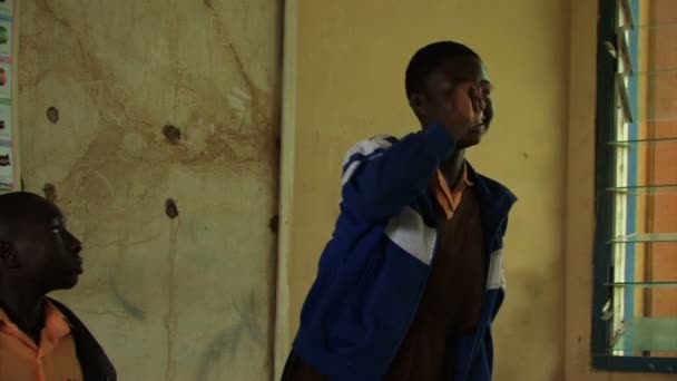 Döva afrikansk flicka besvara en fråga på teckenspråk. — Stockvideo