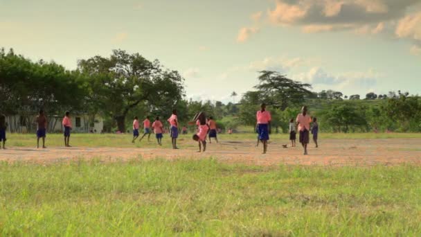 Chicos jugando durante el recreo cerca de un pueblo keniano . — Vídeo de stock