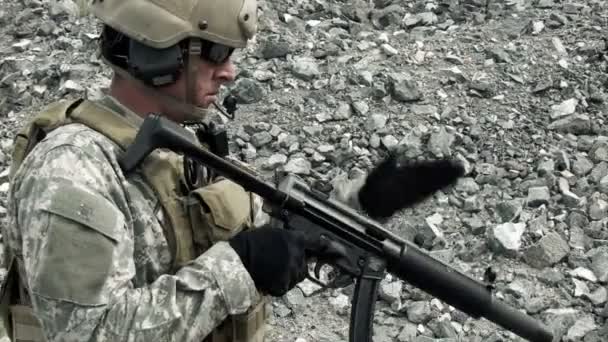 Soldado disparando rifle de tiro automático a distancia — Vídeo de stock