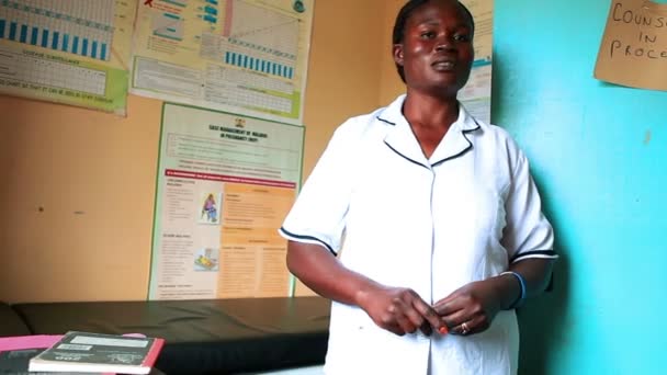 Лікар дає тур екзаменаційна кімната медичної клініки в Кенії, Африці — стокове відео