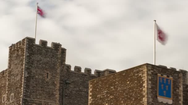 Banderas que soplan sobre el castillo de Dover — Vídeos de Stock