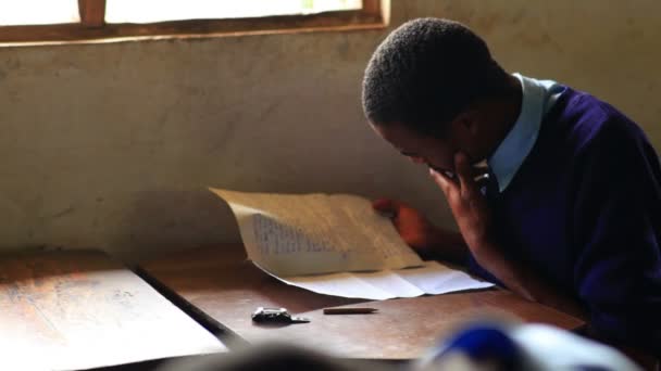 Estudiantes africanos haciendo una prueba — Vídeo de stock