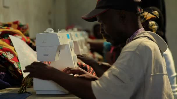 Outra fileira de mulheres e homens costura no Quênia . — Vídeo de Stock