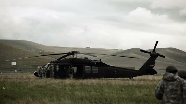 Soldado correndo para helicóptero — Vídeo de Stock