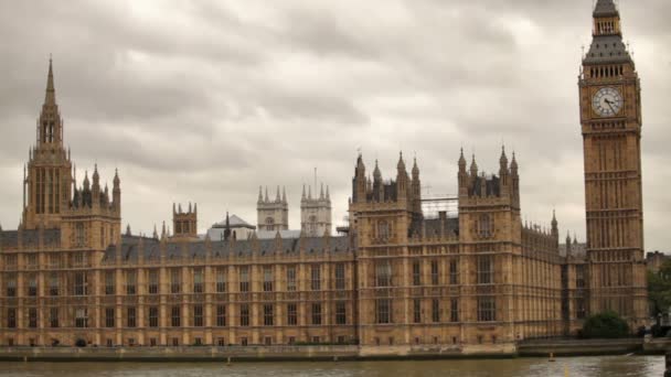 Storm wolken achter Westminster Palace in Londen — Stockvideo