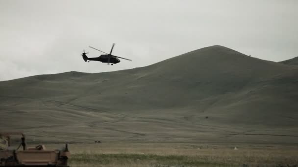 Virada bancária de um helicóptero Black Hawk — Vídeo de Stock