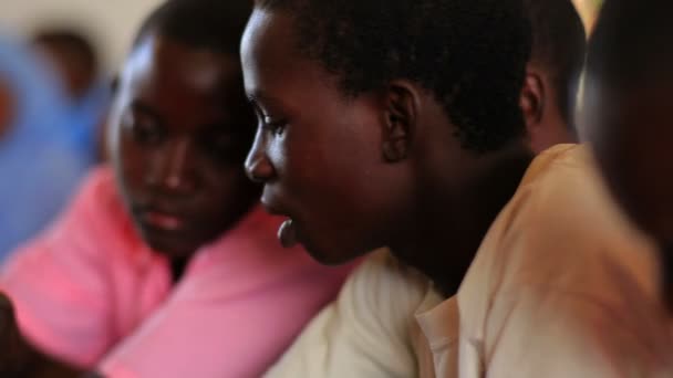 Uczniów w klasie w szkole w Kenii, w Afryce. — Wideo stockowe