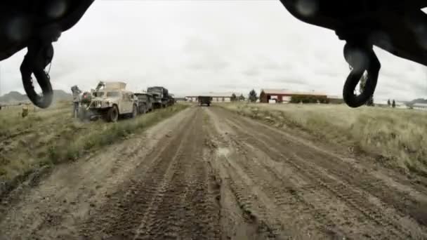 Schuss aus Fahrzeug bei Konvoi-Training — Stockvideo