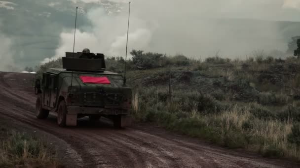 Convoglio guida lungo strada sterrata tra addestramento esplosivi — Video Stock