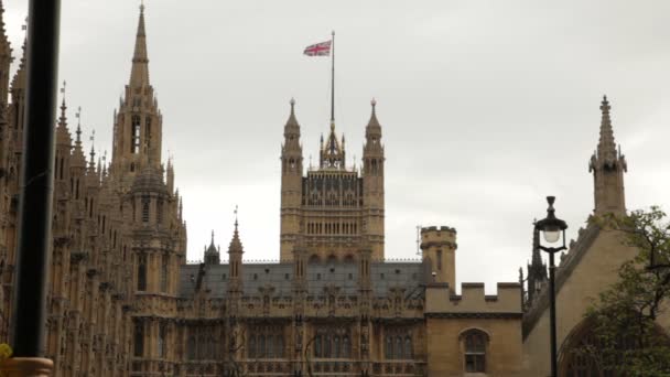 Yukarıda İngiliz bayrağı olan Westminster Sarayı. — Stok video