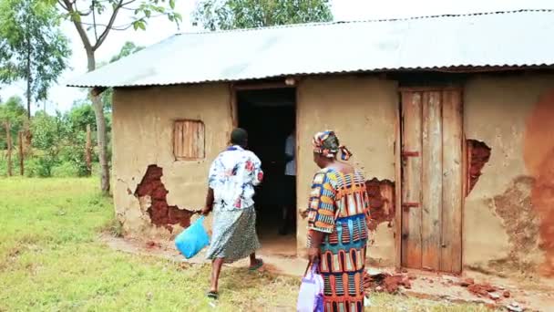 Τρεις γυναίκες ακολουθούν το γιατρό τους σε ένα μικρό υπνοδωμάτιο στην Κένυα, Αφρική — Αρχείο Βίντεο
