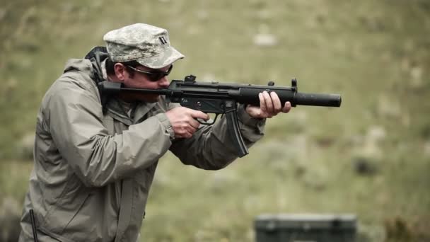 Soldier in jacket shoots an MP5 — Stock Video