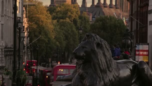 De Leeuw en de Big Ben in Londen Nelsons — Stockvideo