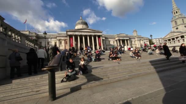 Personnes se promenant autour de Trafalgar Square — Video