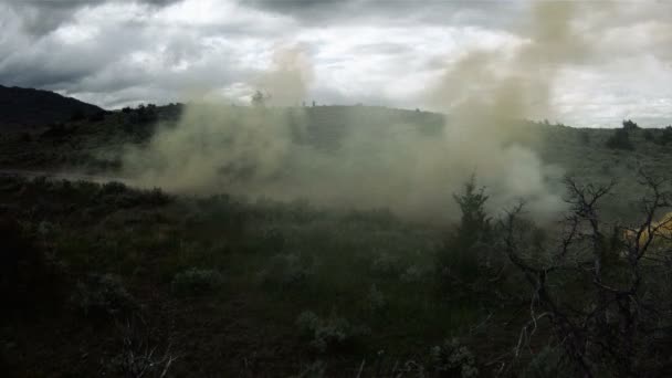 Тренировочная взрывчатка взрывается, создавая облака дыма — стоковое видео
