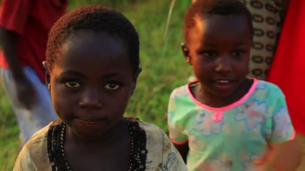 Jonge Keniase meisjes glimlachen naar de camera — Stockvideo
