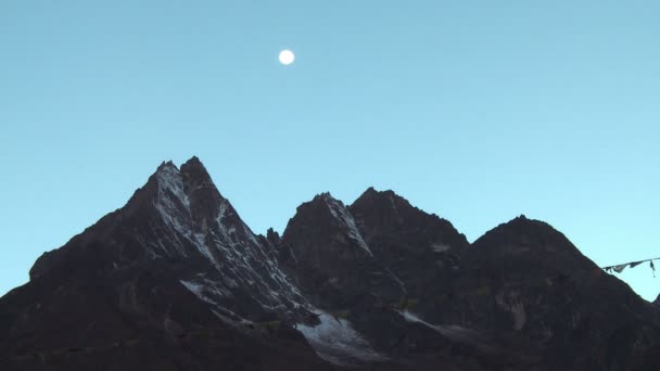 Månen på himlen ovanför Himalaya toppar. — Stockvideo