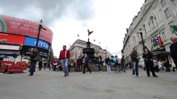 Ruchliwej ulicy Piccadilly Circus — Wideo stockowe