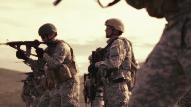 Katonák gyakorló élő lövöldözés — Stock videók