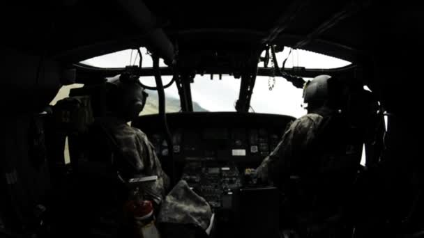 Black Hawk helikopter van de piloten — Stockvideo