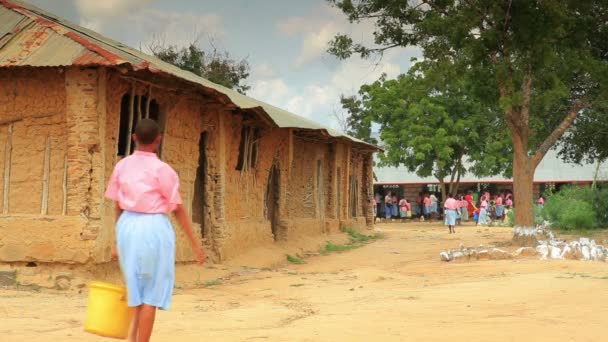 Normal trafik utanför en skola i Kenya. — Stockvideo