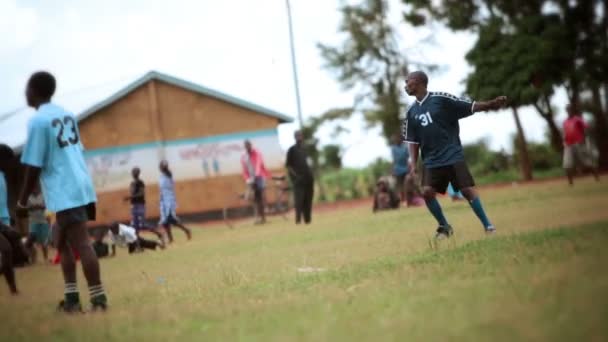 Futebol queniano / jogo de futebol entre duas equipes — Vídeo de Stock