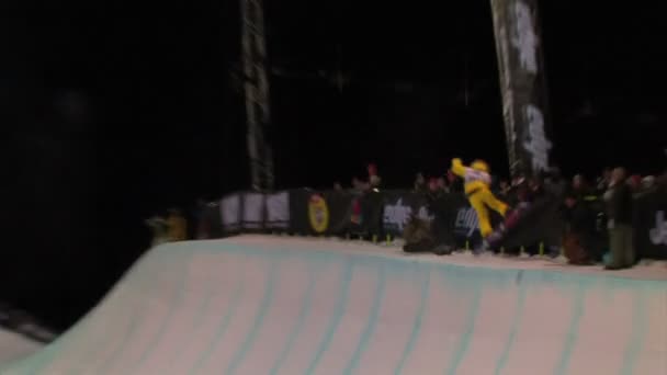 Snowboarder em um concurso de meia tubulação — Vídeo de Stock